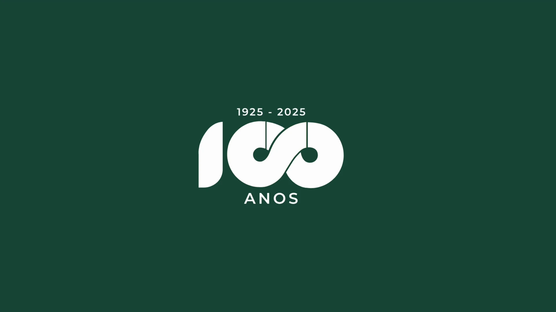 Selo comemorativo dos 100 anos da CMNP, de 1925 a 2025, em branco sobre verde.